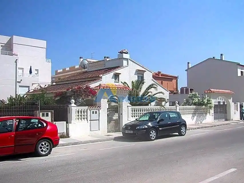 Vista exterior de Casa o xalet en venda en Oliva amb Jardí privat i Terrassa