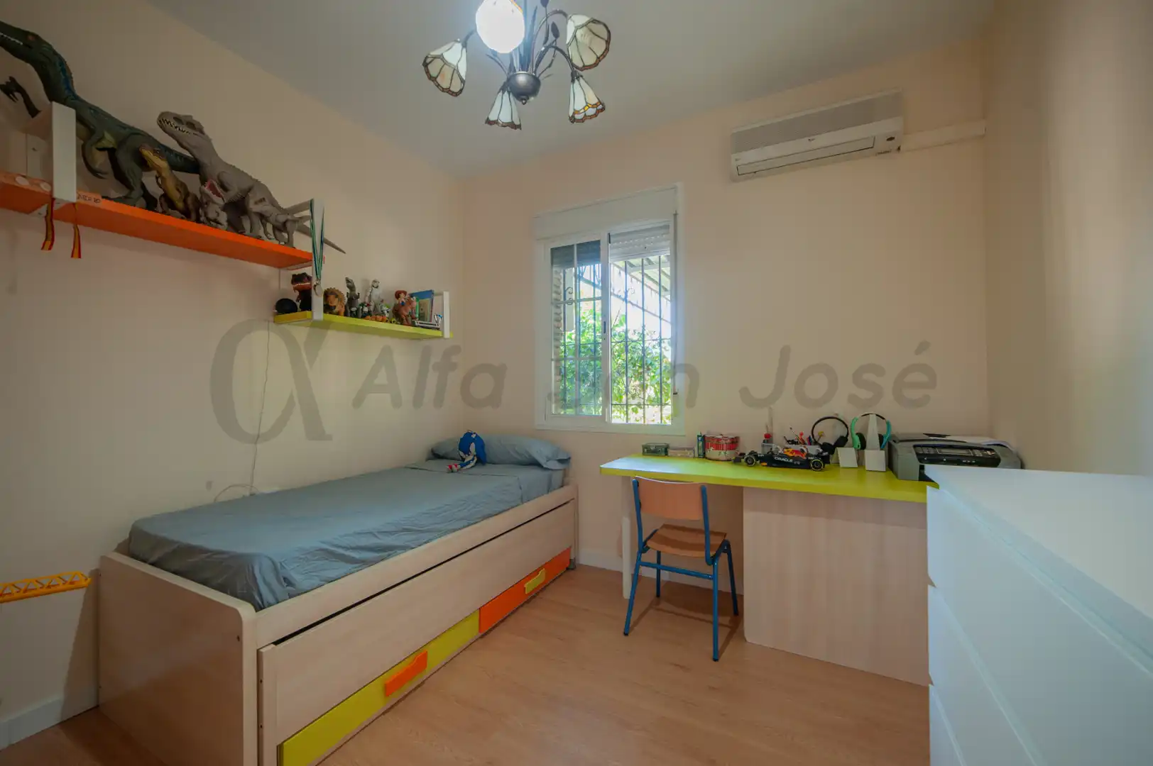 Dormitori de Casa o xalet en venda en La Rinconada amb Aire condicionat, Jardí privat i Piscina