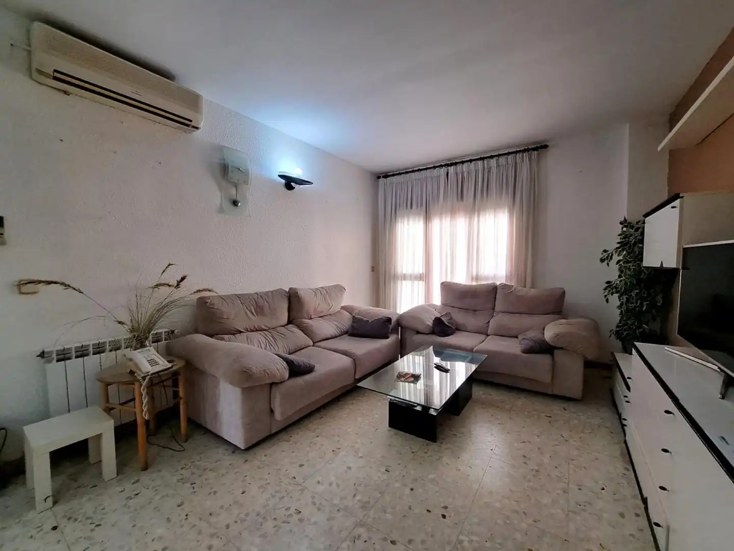 Sala d'estar de Pis en venda en Olesa de Montserrat amb Aire condicionat, Calefacció i Jardí privat