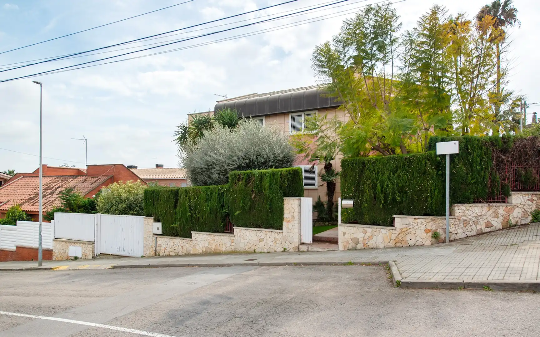 Vista exterior de Casa o chalet en venta en Sant Boi de Llobregat con Aire acondicionado, Jardín privado y Trastero