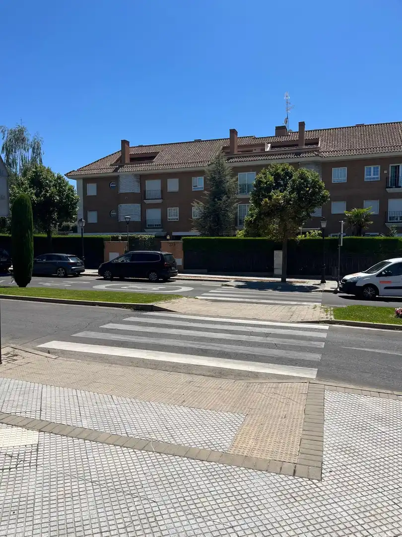 Vista exterior de Apartament en venda en Villaviciosa de Odón amb Aire condicionat, Calefacció i Jardí privat