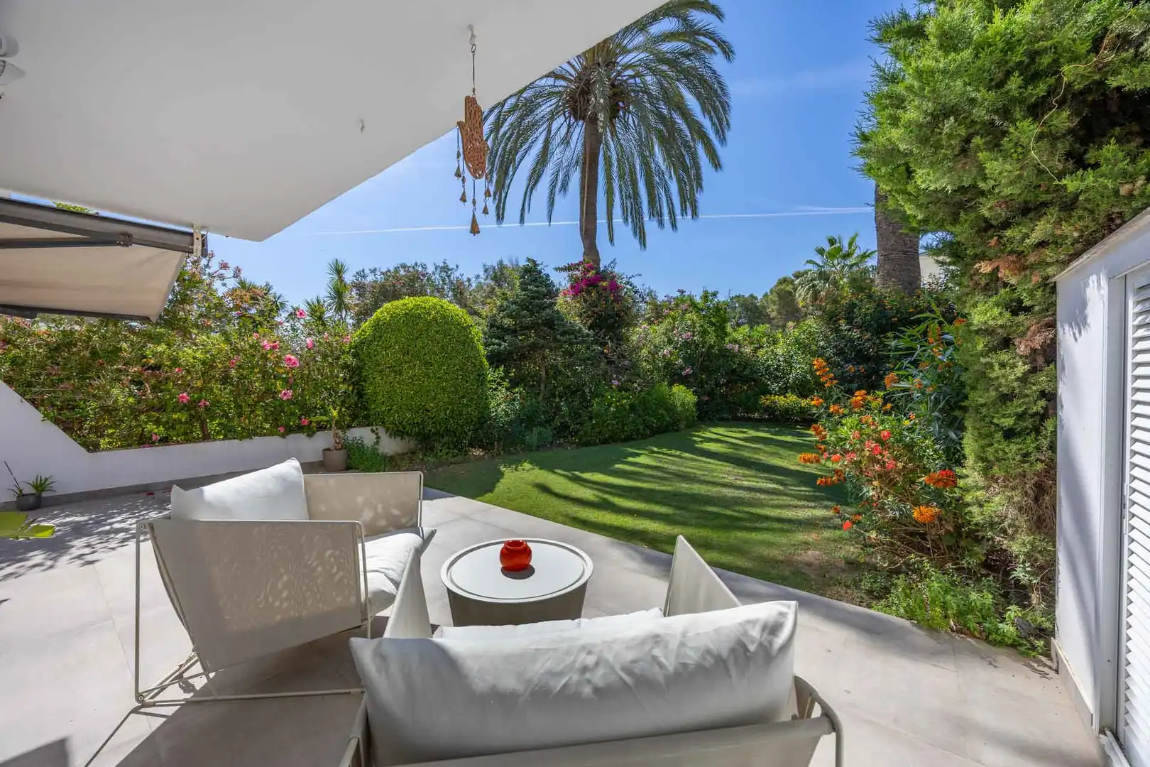 Terrasse von Erdgeschoss zum Verkauf in Sotogrande mit Klimaanlage, Privatgarten und Terrasse