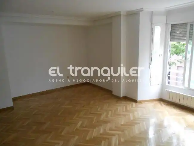 Maisonette zur Miete in Avenida Orense, Los Arroyos