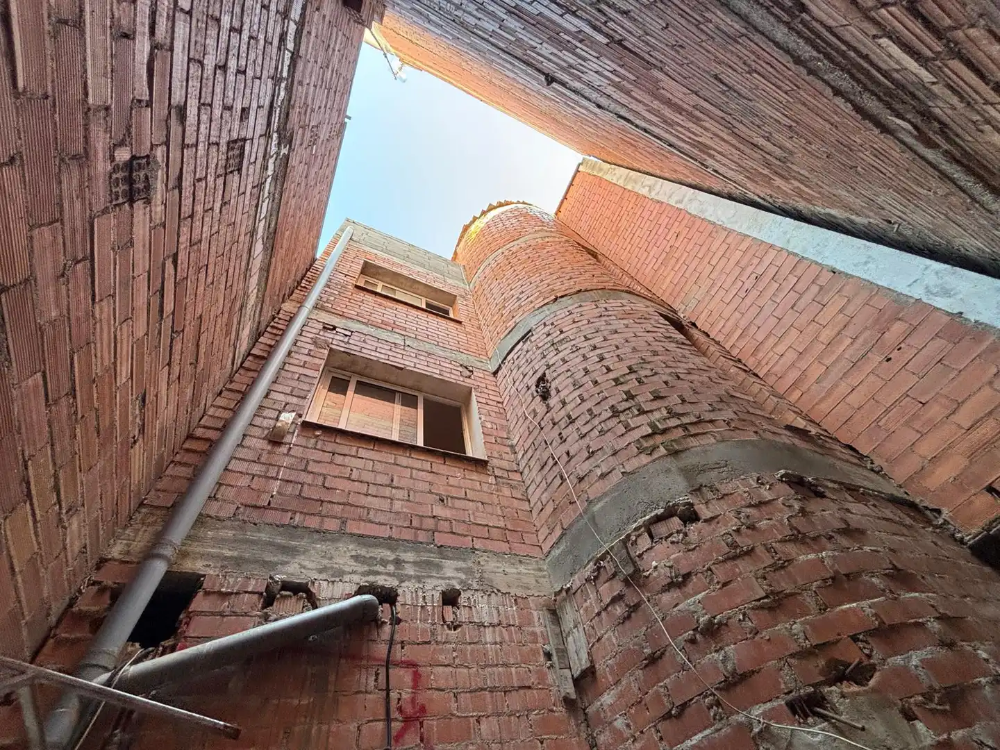 Vista exterior de Casa o xalet en venda en Barcelona amb Terrassa i Balcó