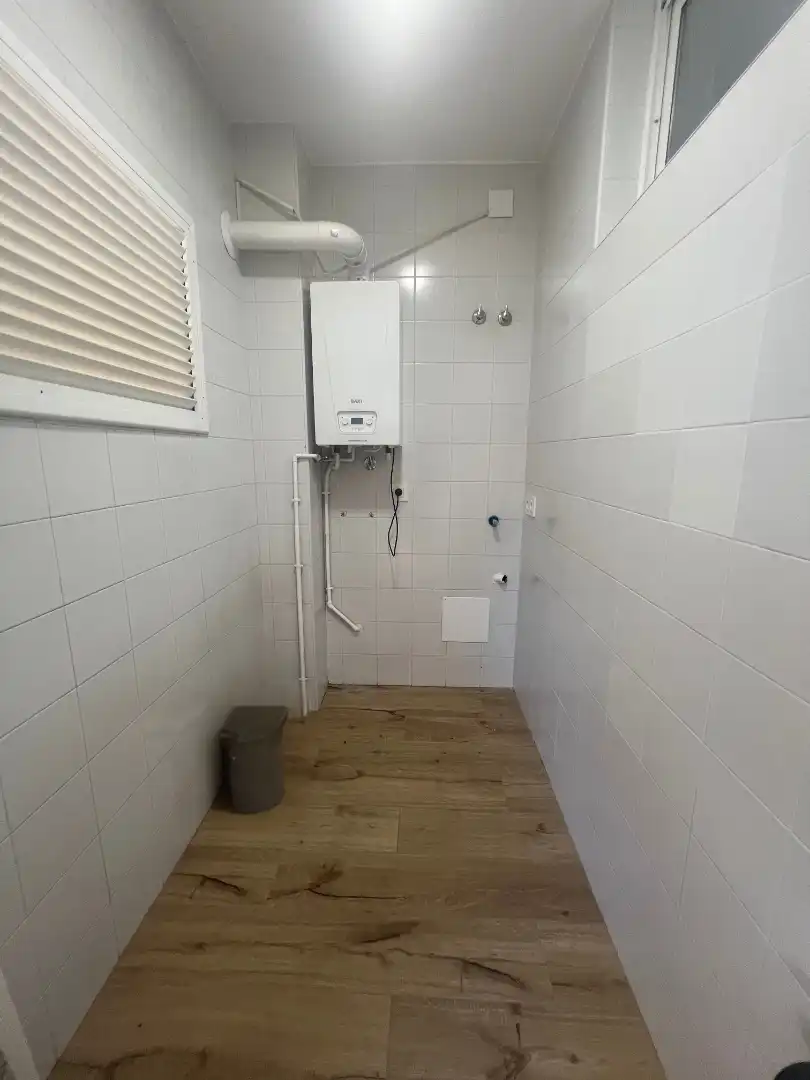 Badezimmer von Einfamilien-Reihenhaus zum Verkauf in Castellbisbal mit Heizung, Privatgarten und Parkett