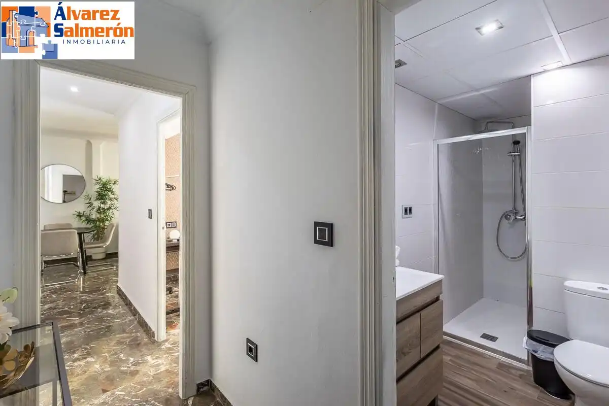Bathroom of Flat for sale in Granada