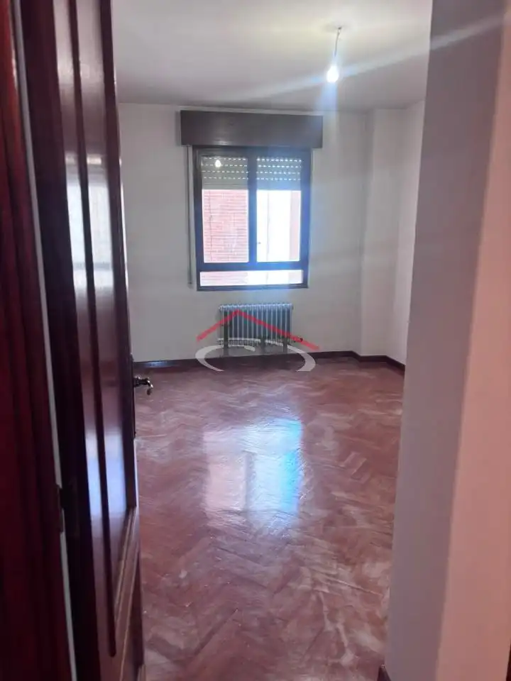 Pis en venda en León Capital  amb Calefacció, Terrassa i Traster