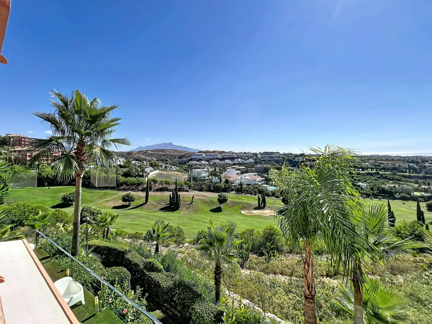 Vista exterior de Apartament en venda en Benahavís amb Aire condicionat i Terrassa