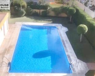 Piscina de Casa adosada de lloguer en Marbella amb Aire condicionat, Terrassa i Balcó