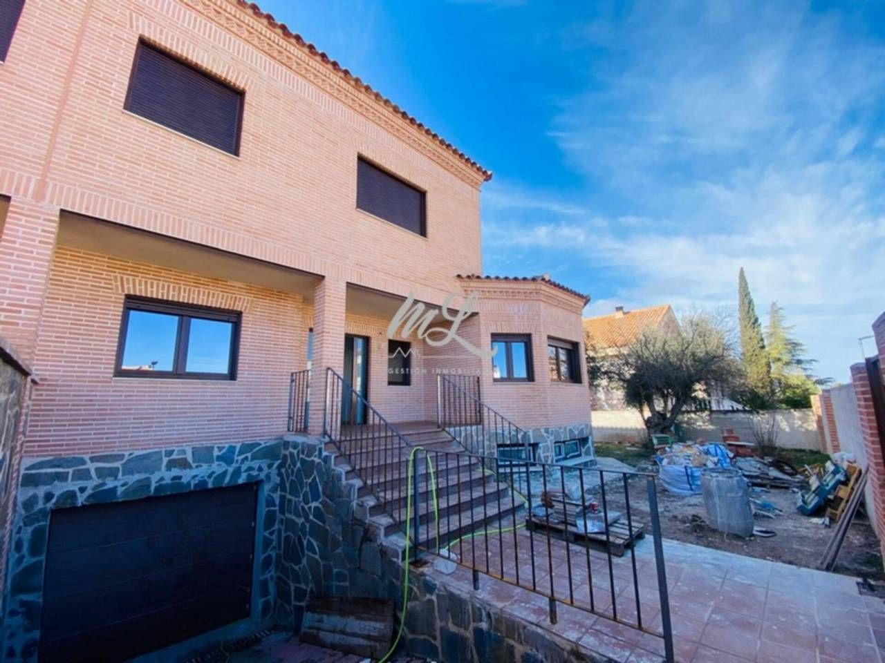 Vista exterior de Casa adosada en venda en Cobisa amb Aire condicionat, Calefacció i Jardí privat