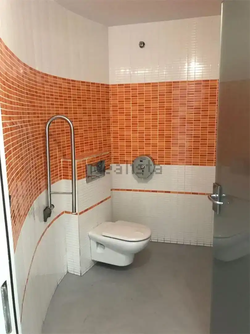 Badezimmer von Geschaftsraum zur Miete in Benalmádena mit Klimaanlage