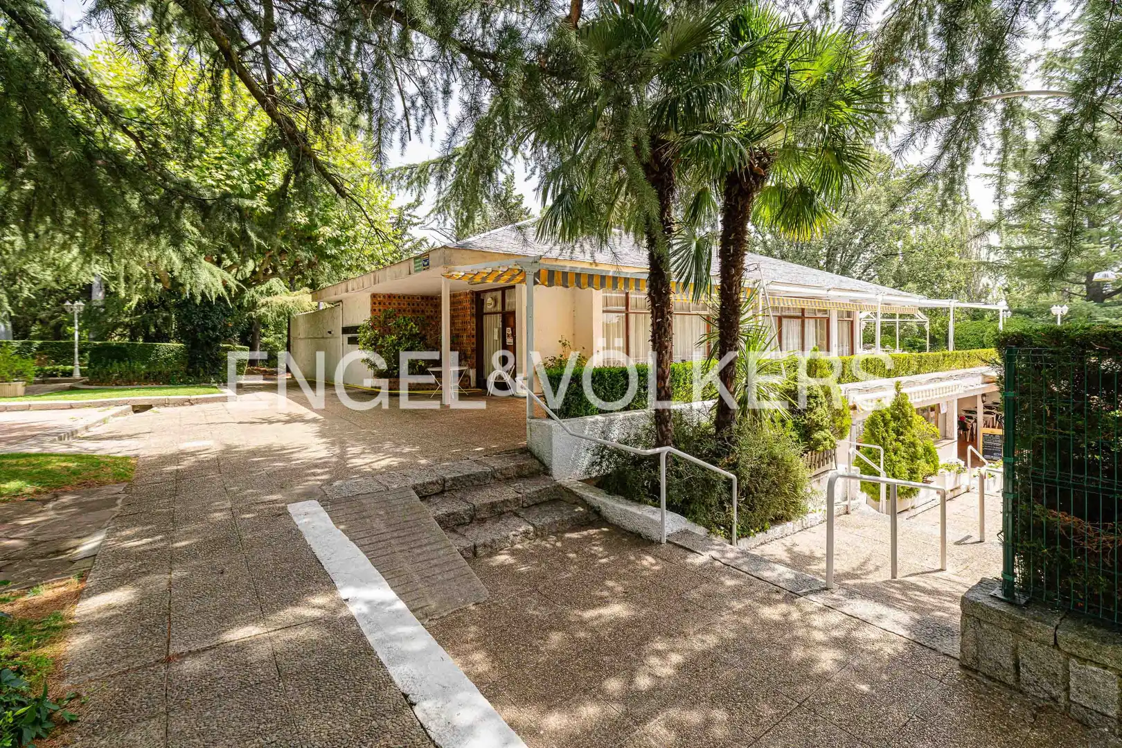 Vista exterior de Pis en venda en El Escorial amb Calefacció, Jardí privat i Terrassa