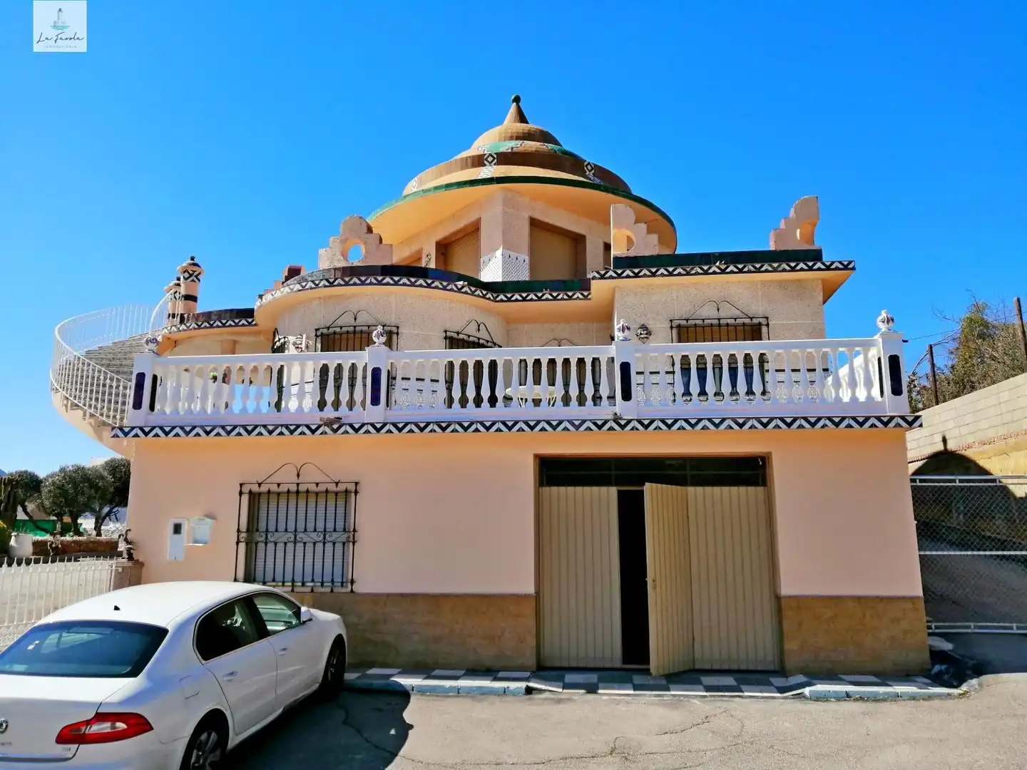 Vista exterior de Casa o xalet en venda en Loja amb Jardí privat, Terrassa i Traster