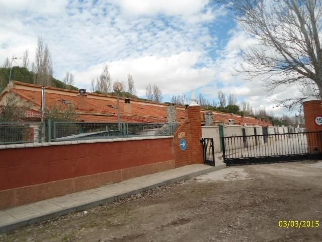 Vista exterior de Casa adosada de lloguer en Tudela de Duero amb Jardí privat