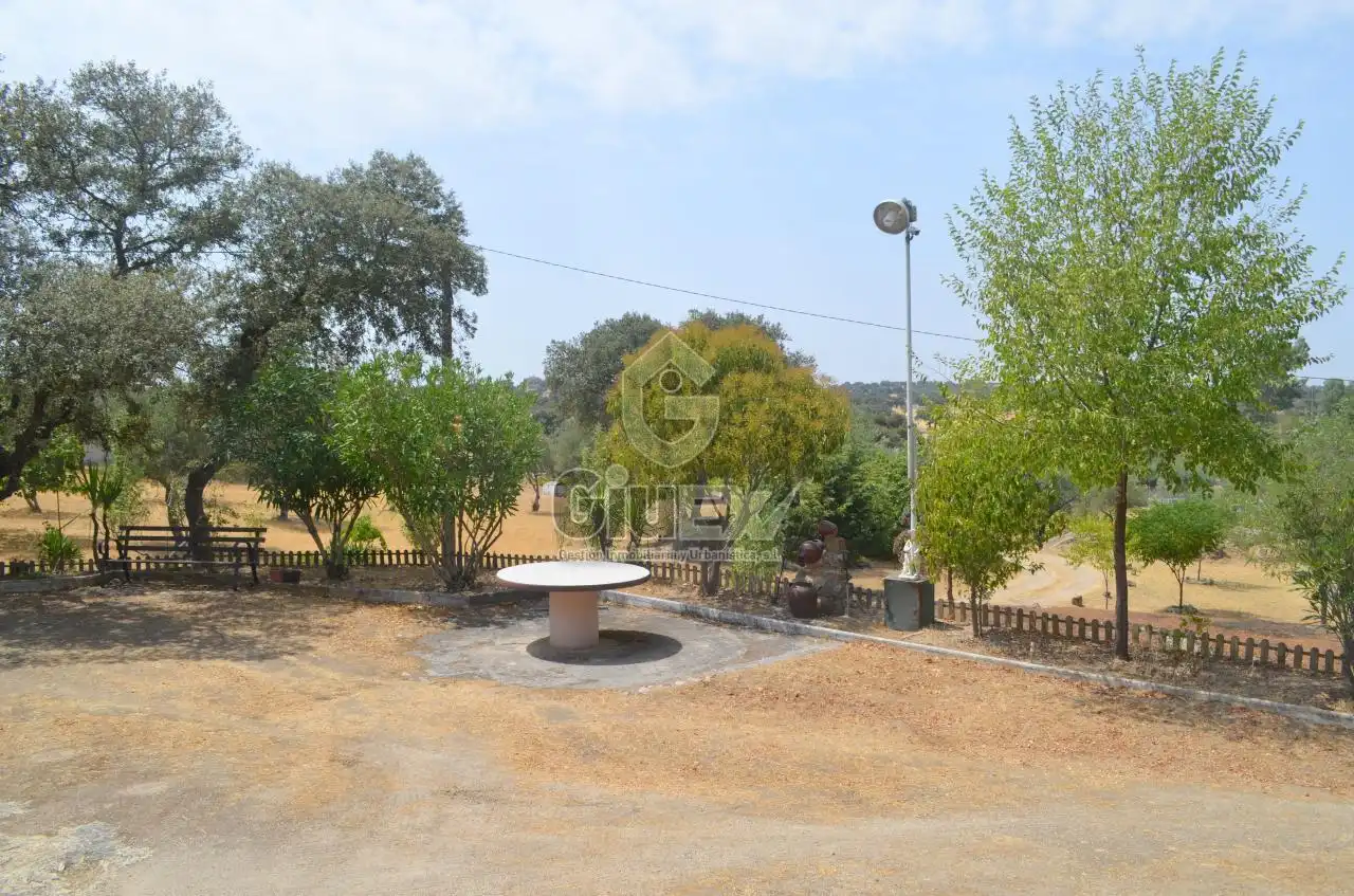 Casa o chalet en venta en Arroyo de la Luz con Calefacción, Jardín privado y Amueblado