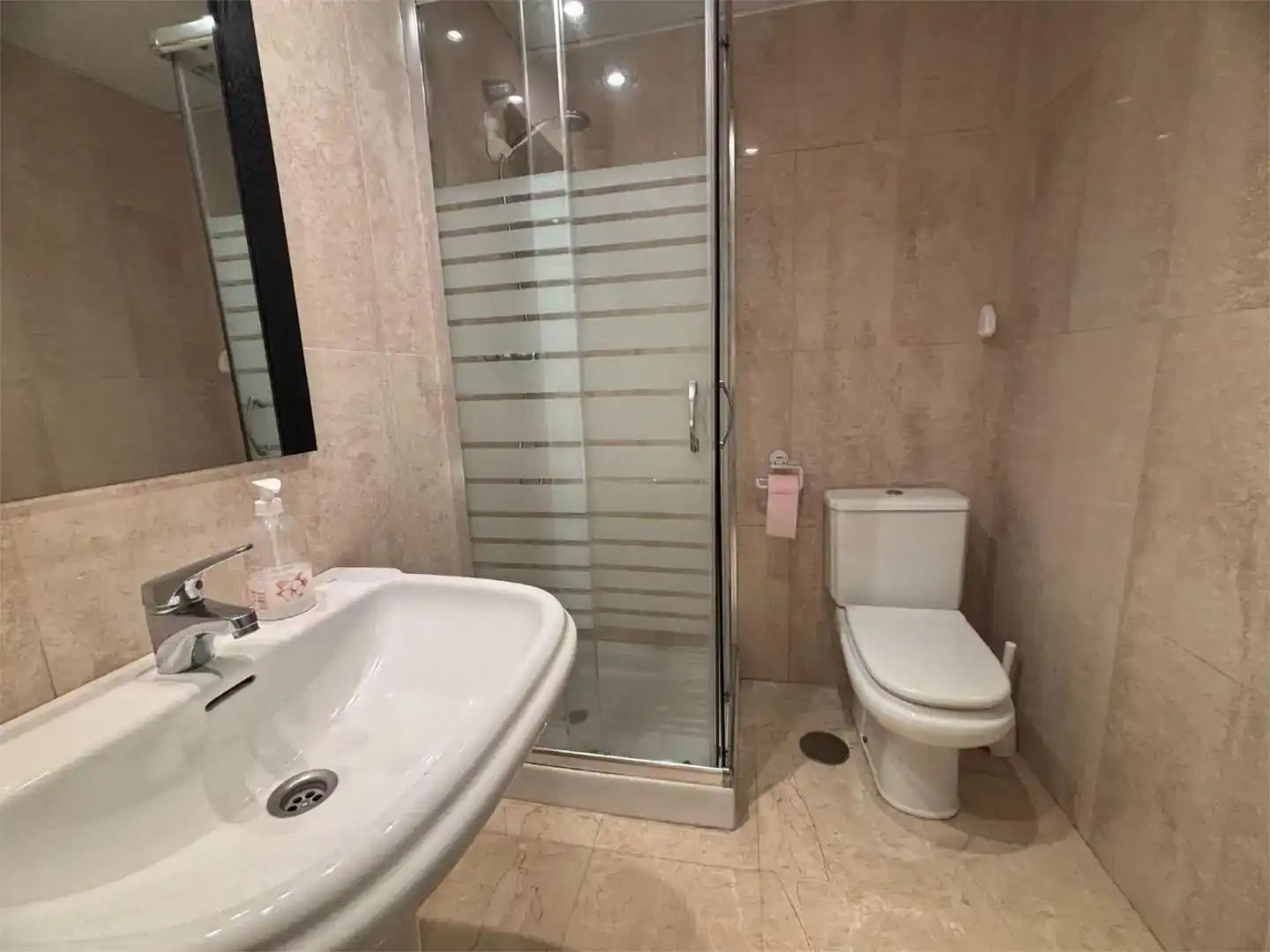 Badezimmer von Dachboden zur Miete in Estepona mit Klimaanlage und Balkon