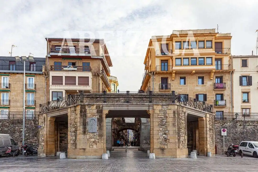 Vista exterior de Pis en venda en Donostia - San Sebastián  amb Balcó