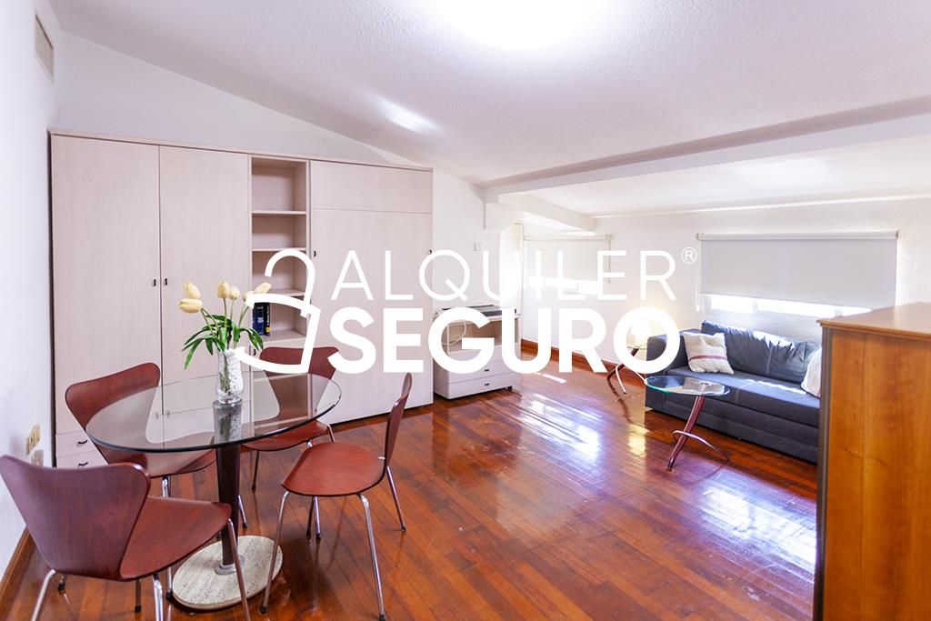 Living room of Flat to rent in  Madrid Capital  with Air Conditioner, Heating and Furnished