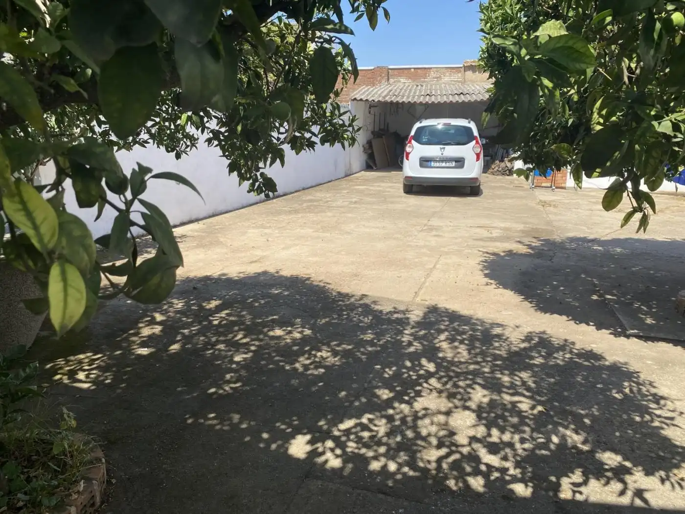 Aparcament de Casa o xalet en venda en El Pedroso amb Terrassa, Traster i Balcó