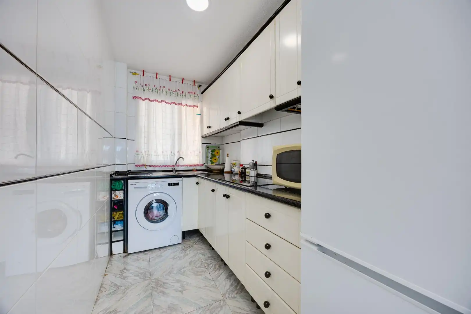 Cuina de Apartament en venda en Torrevieja amb Piscina, Moblat i Rentadora
