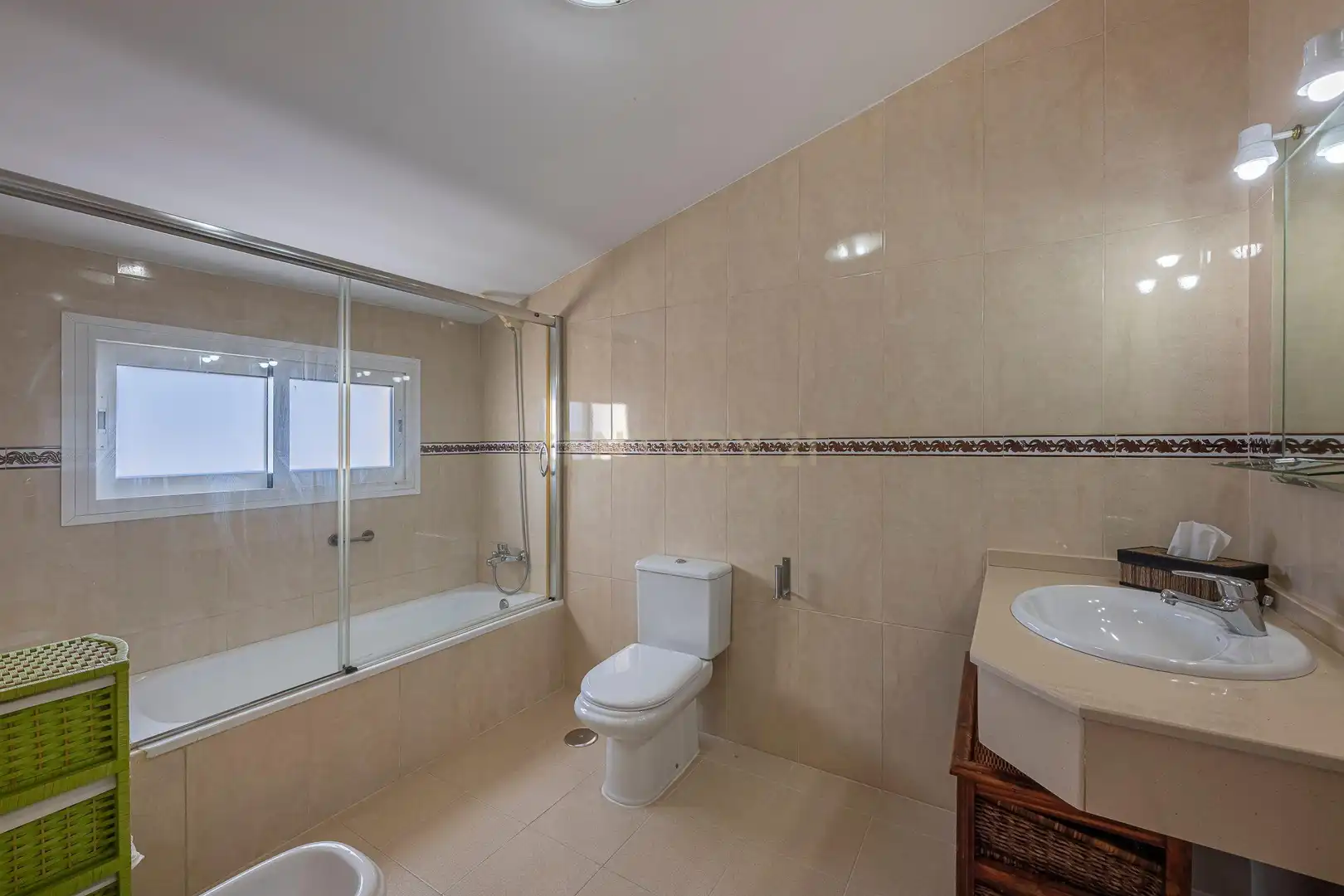 Baño de Casa adosada en venta en Estepona con Aire acondicionado, Trastero y Piscina comunitaria