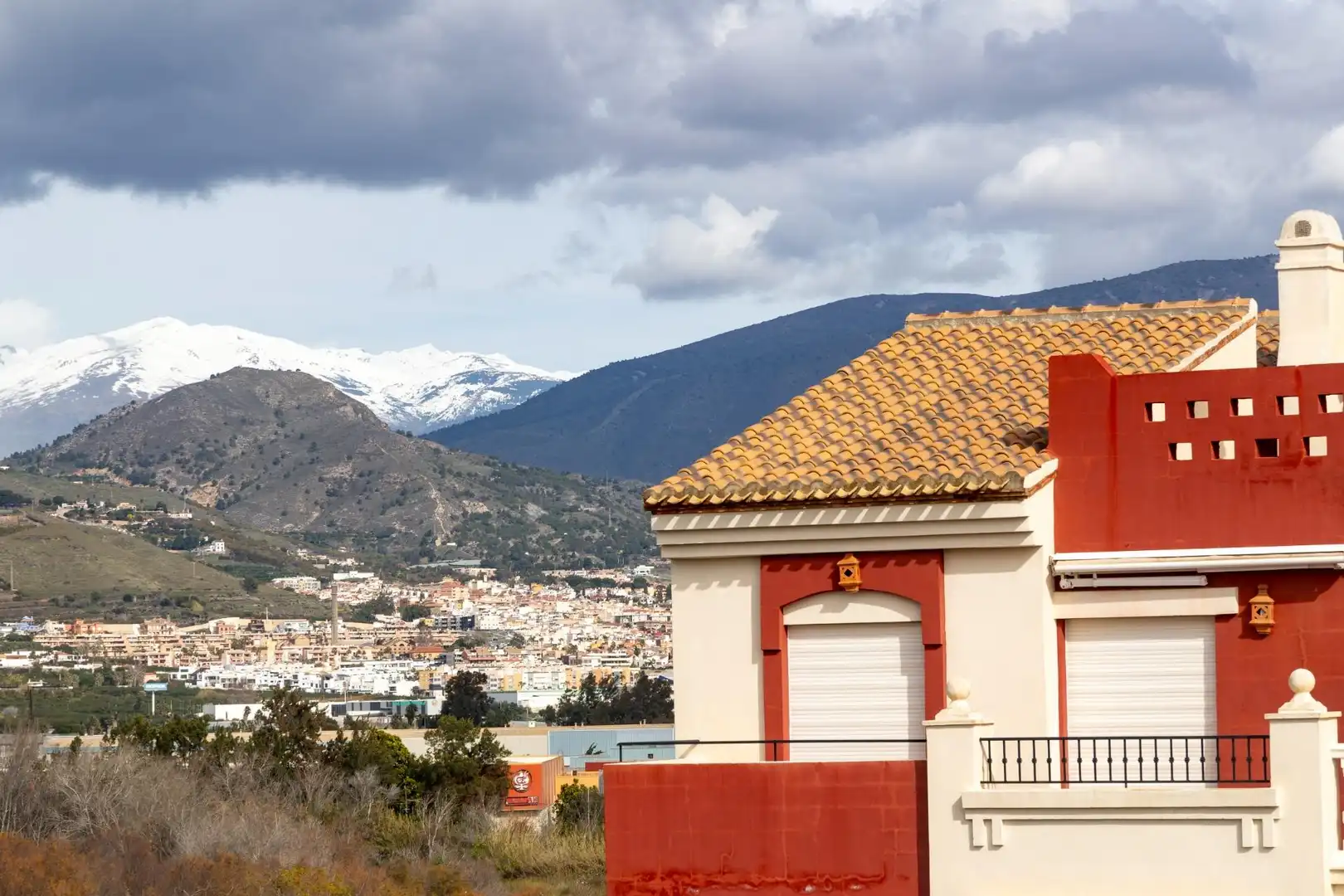 Vista exterior de Àtic en venda en Motril amb Jardí privat, Terrassa i Piscina comunitària