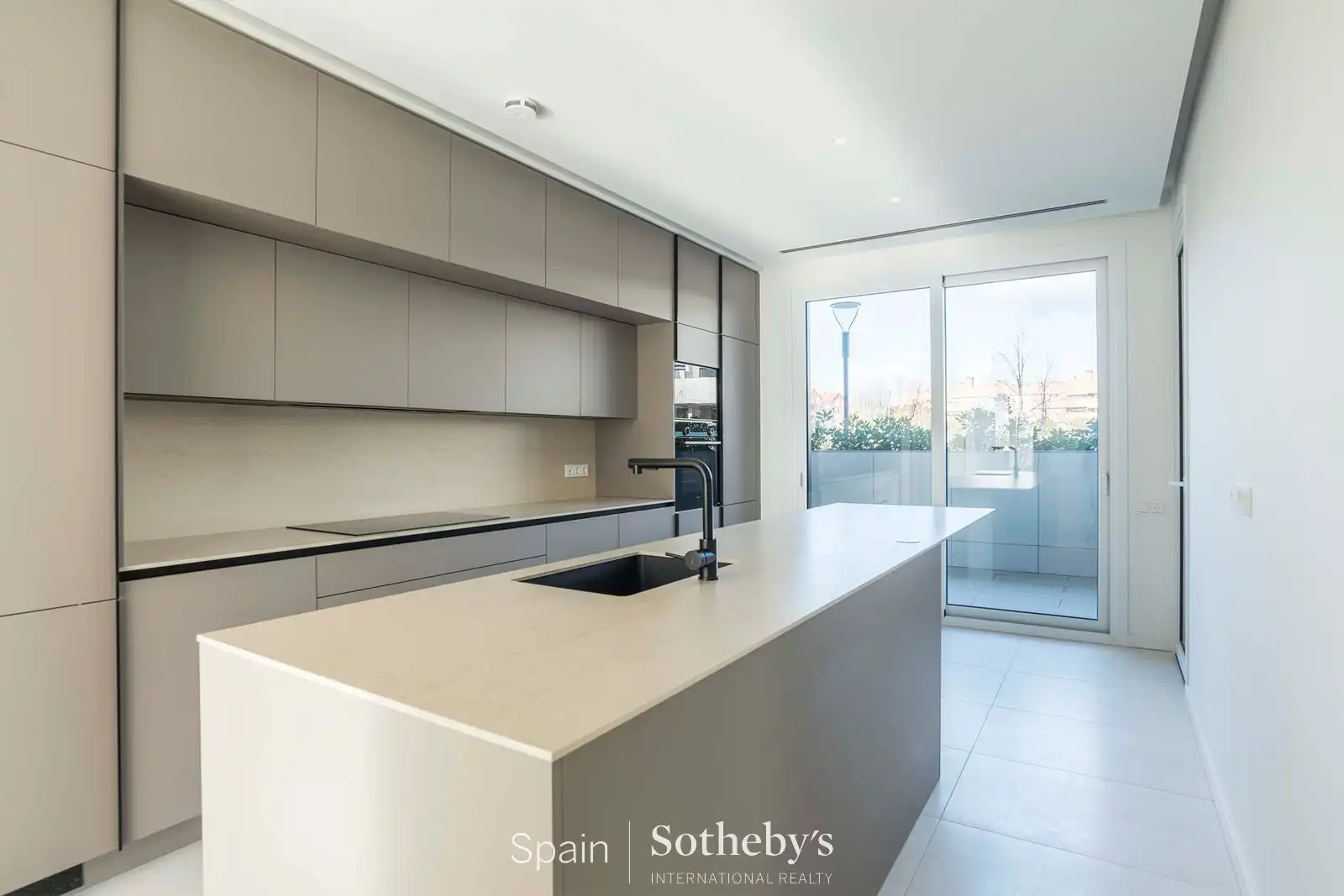 Cuina de Apartament de lloguer en Pozuelo de Alarcón amb Aire condicionat, Calefacció i Jardí privat