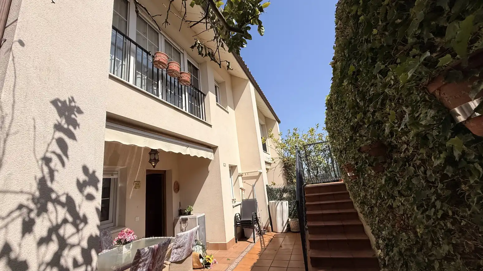 Vista exterior de Casa adosada en venta en Alfoz de Lloredo con Calefacción, Jardín privado y Terraza
