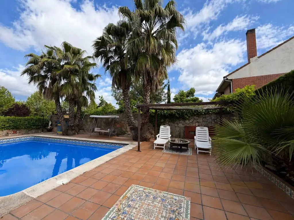 Swimming pool of Houses for sale in Moraleja de Enmedio