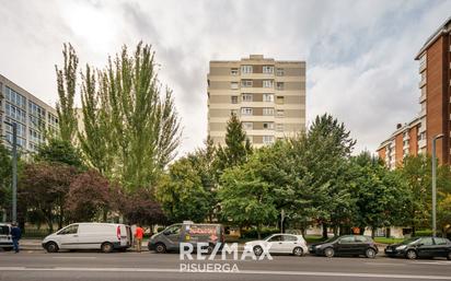 Exterior view of Flat for sale in Valladolid Capital  with Heating, Private garden and Parquet flooring