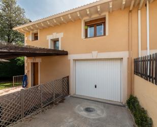 Exterior view of Single-family semi-detached for sale in Robledo de Chavela  with Terrace, Swimming Pool and Balcony