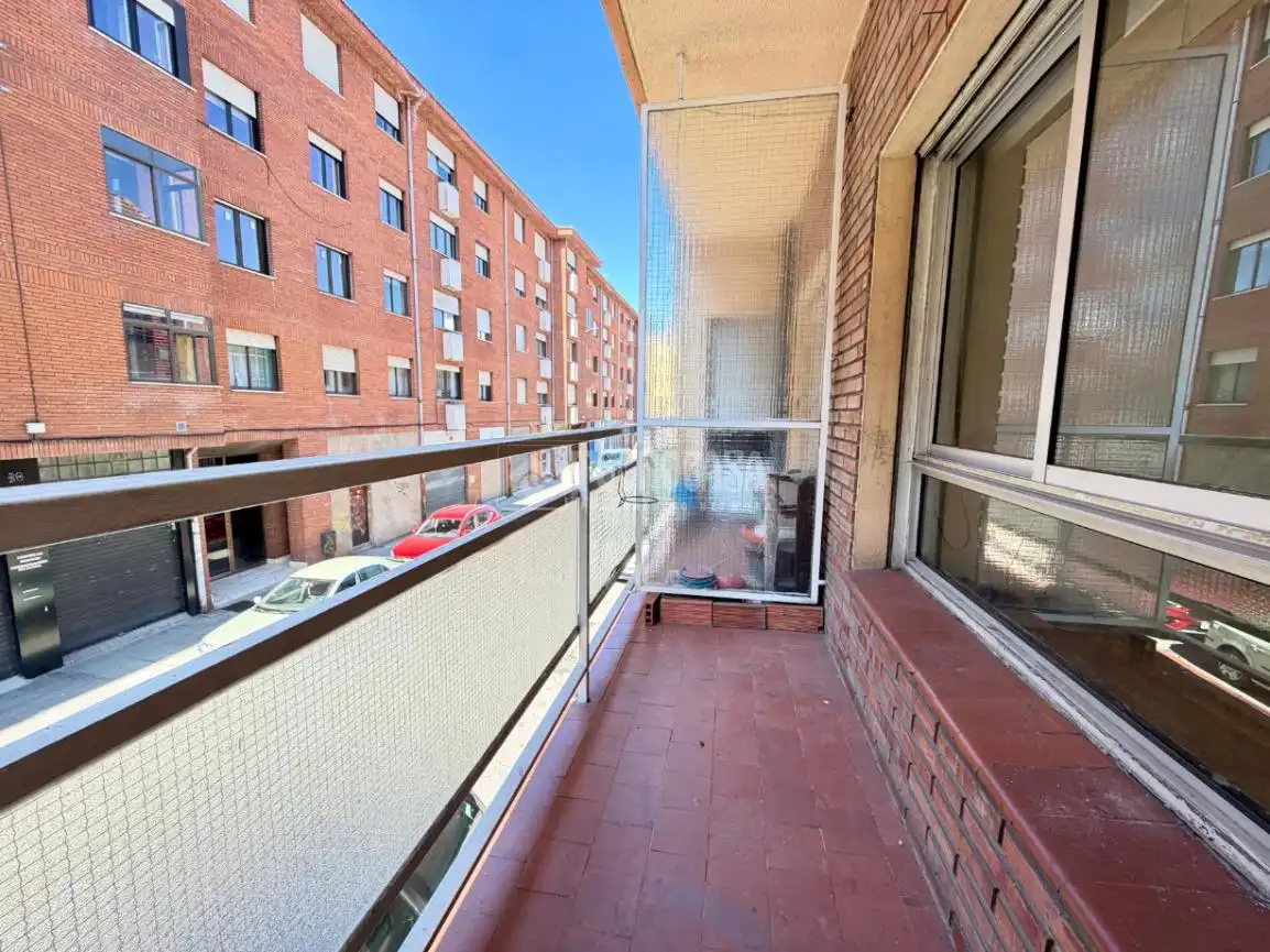 Vista exterior de Piso en venta en León Capital  con Calefacción, Parquet y Balcón