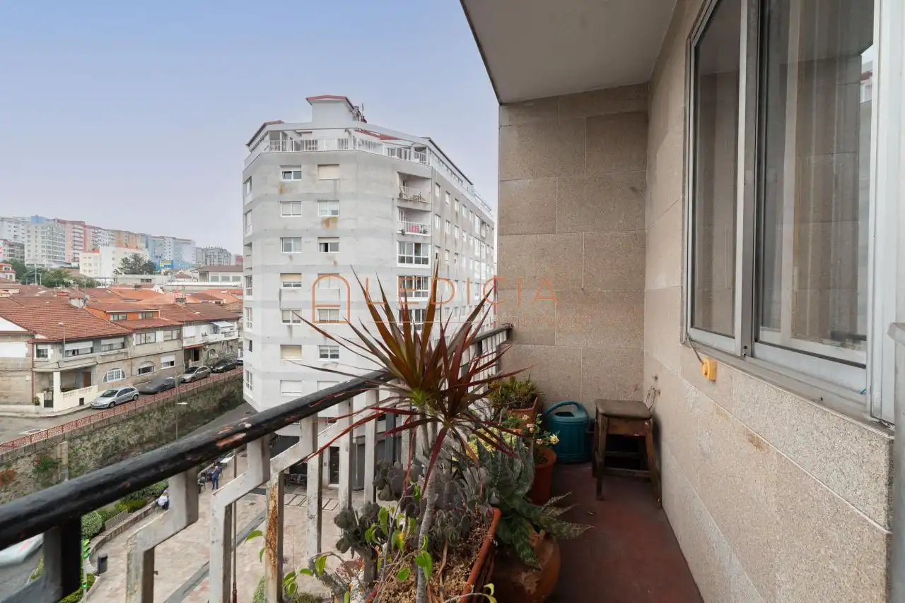Terrassa de Pis en venda en Vigo  amb Calefacció, Parquet i Moblat