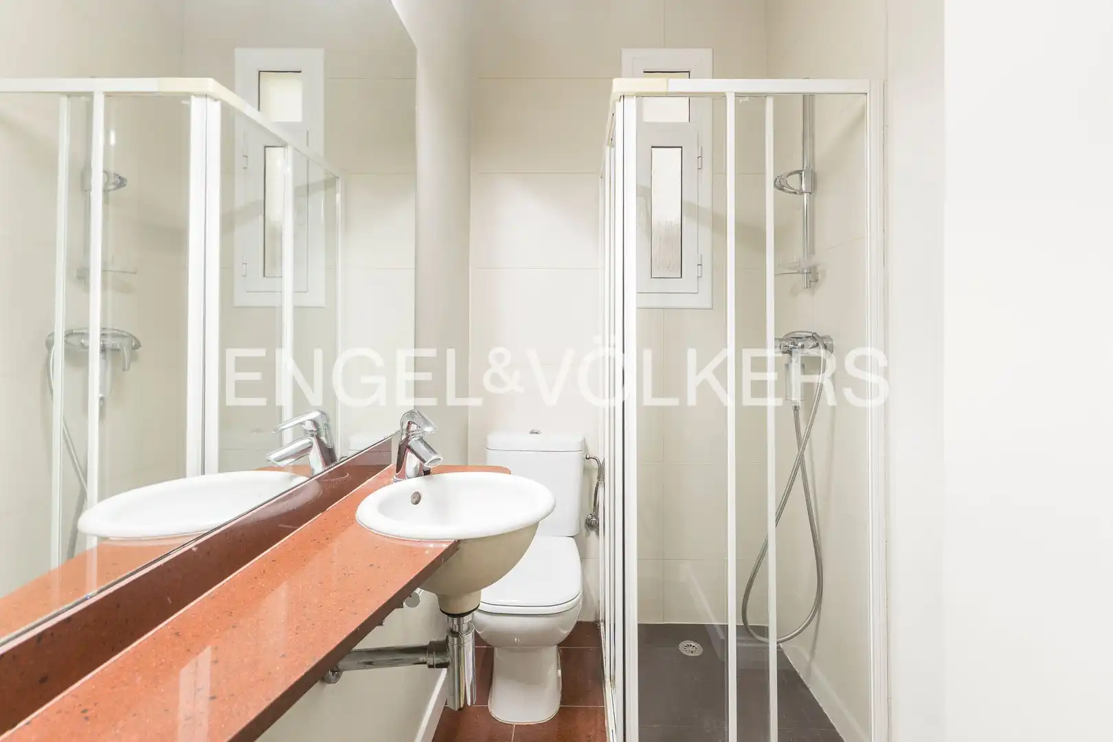 Badezimmer von Wohnung zum Verkauf in Barcelona mit Klimaanlage, Heizung und Parkett