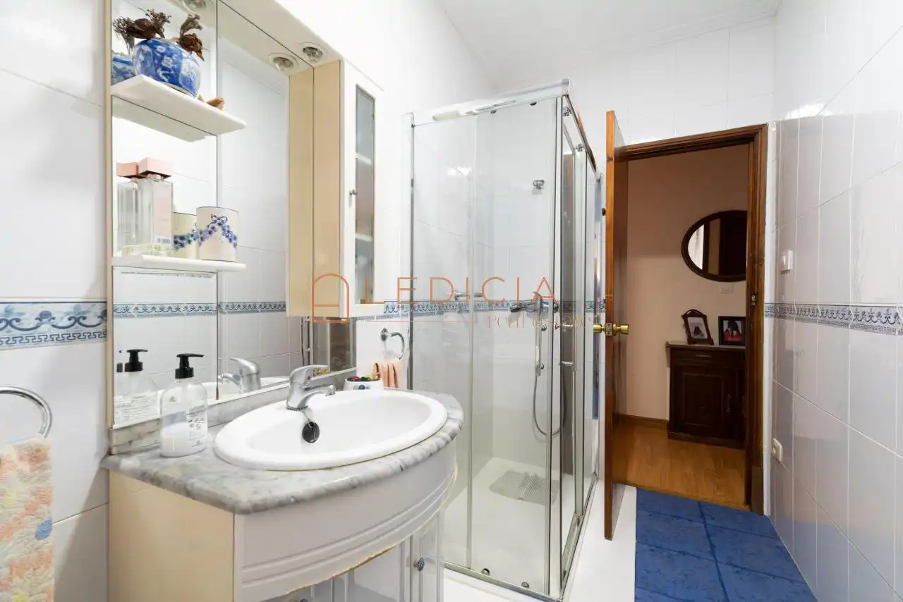 Bathroom of Houses for sale in Vigo   with Heating, Terrace and Storage room
