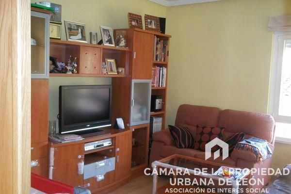 Sala d'estar de Pis en venda en León Capital  amb Calefacció