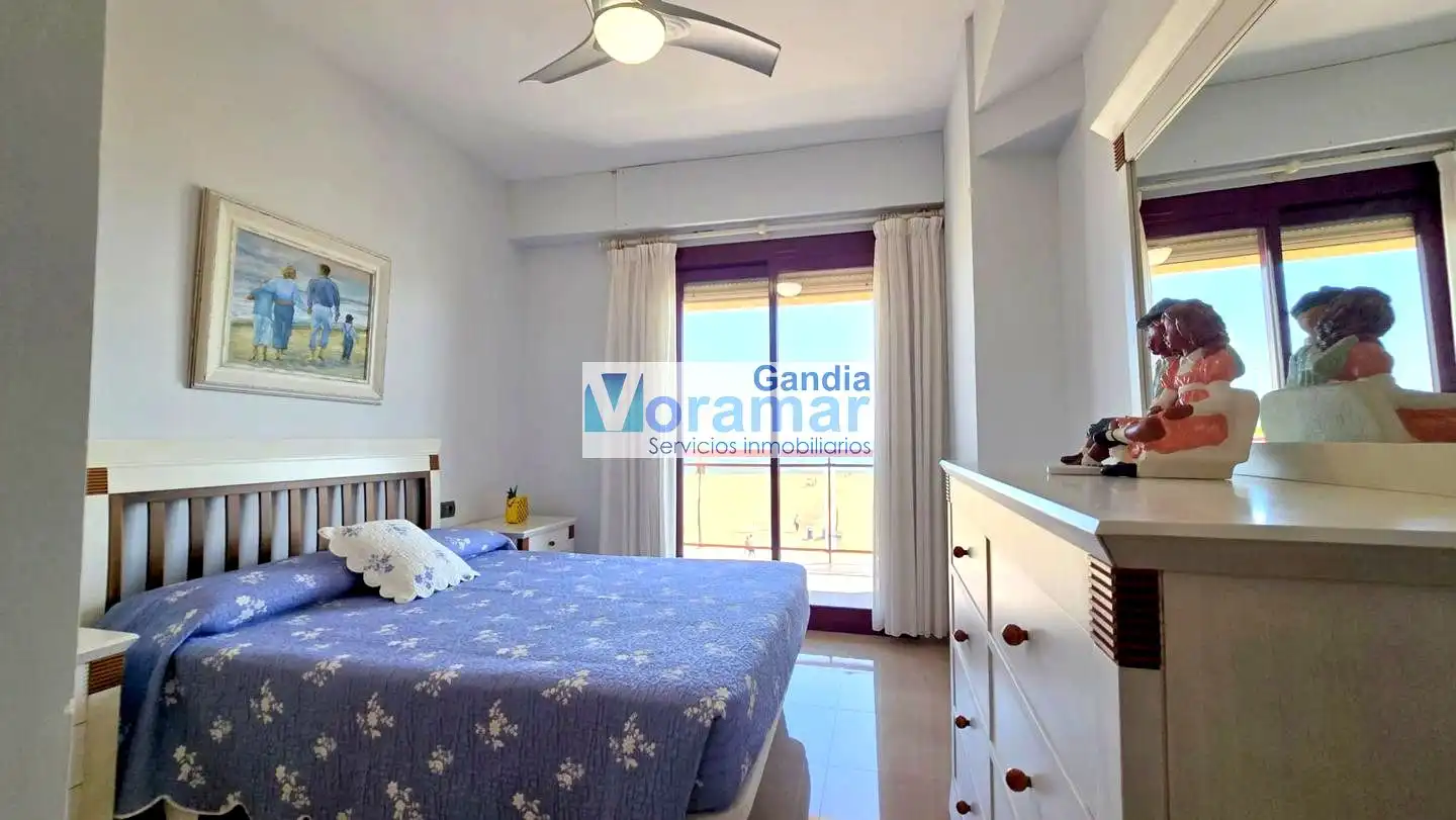 Dormitori de Apartament de lloguer en Gandia amb Aire condicionat, Terrassa i Moblat