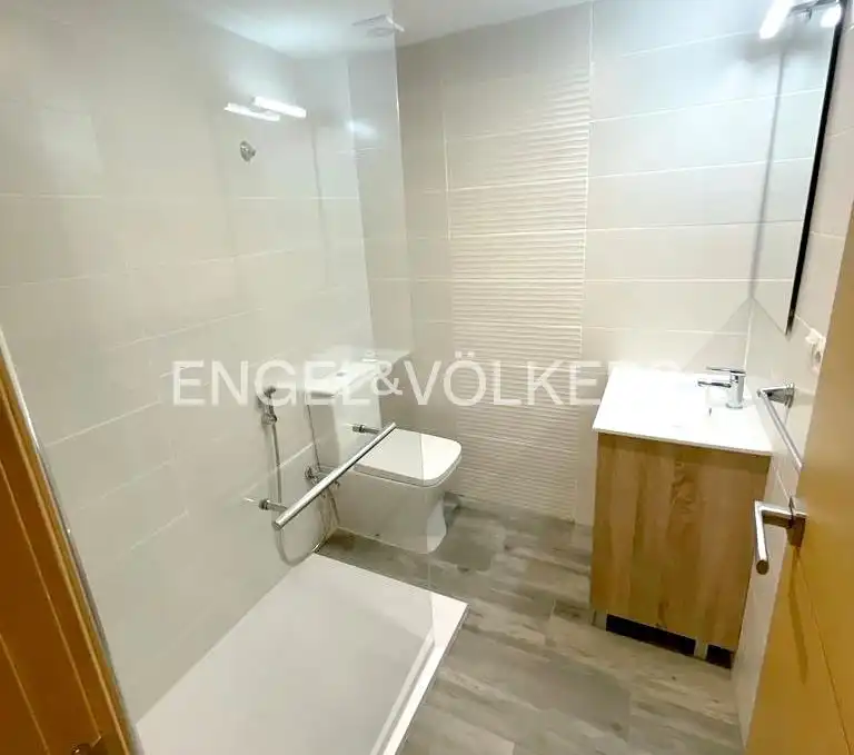 Bathroom of Apartments for rent in Valencia  with Air Conditioner, Heating and Terrace