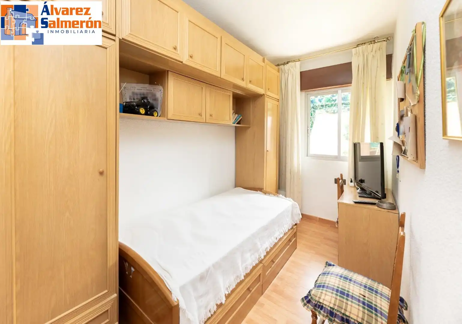 Schlafzimmer von Wohnung zum Verkauf in Granada mit Möbliert und Balkon