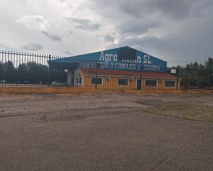 Vista exterior de Nau industrial en venda en Hellín