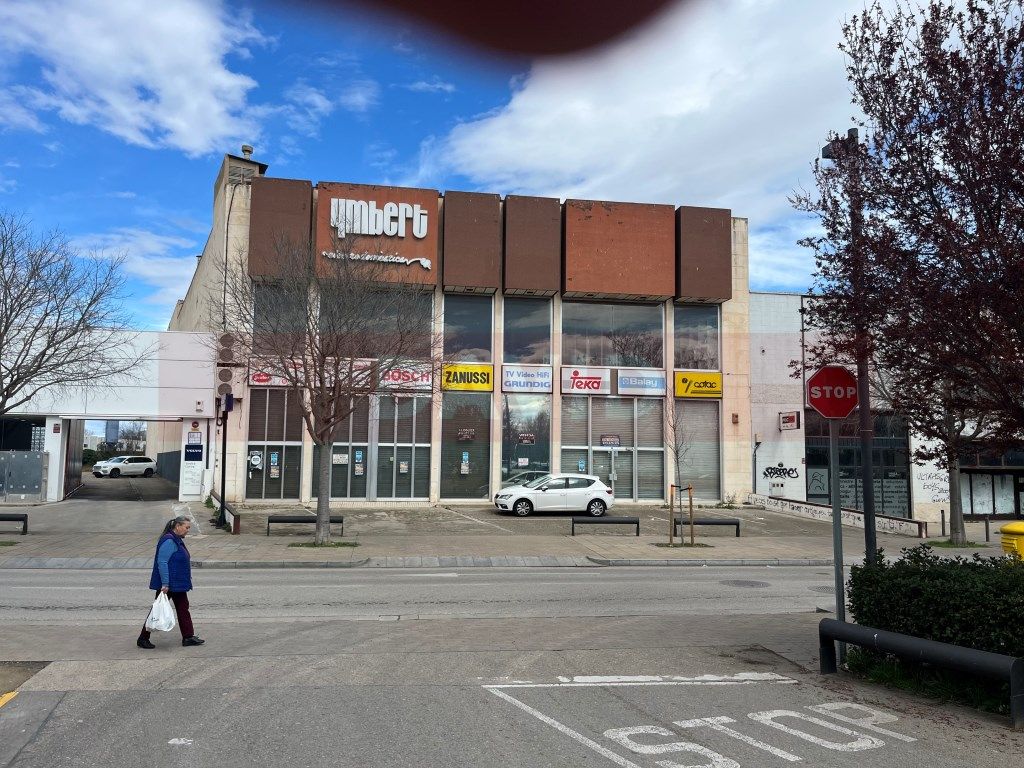 Vista exterior de Nau industrial en venda en Figueres