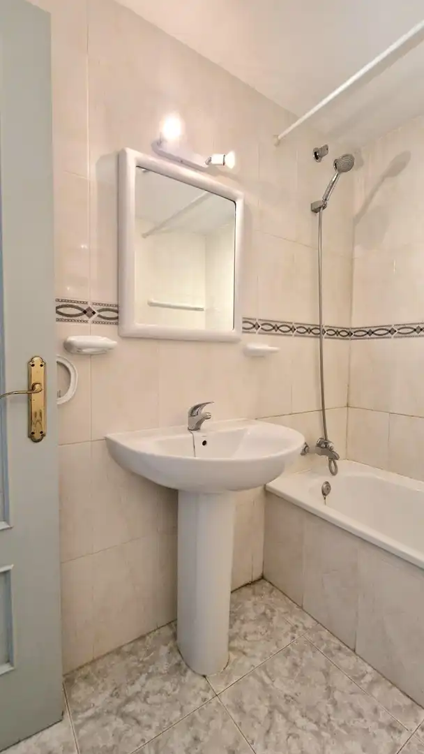 Baño de Apartamento en venta en Mijas con Jardín privado, Terraza y Piscina comunitaria