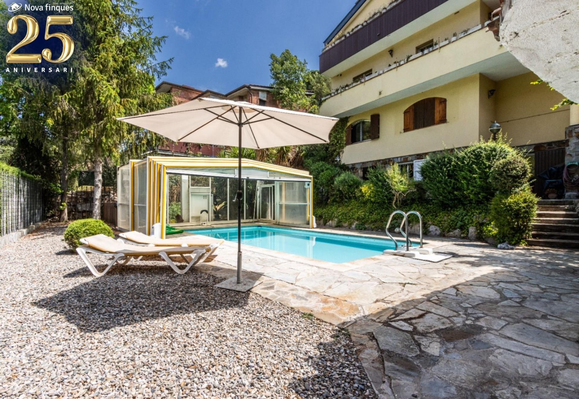 Piscina de Casa o xalet en venda en Castellar del Vallès amb Aire condicionat, Jardí privat i Parquet