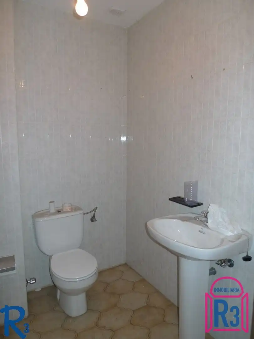 Badezimmer von Geschaftsraum zum Verkauf in León Capital  mit Klimaanlage und Alarm