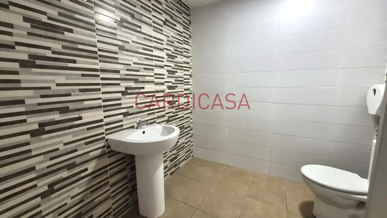 Baño de Local de alquiler en Vigo  con Aire acondicionado