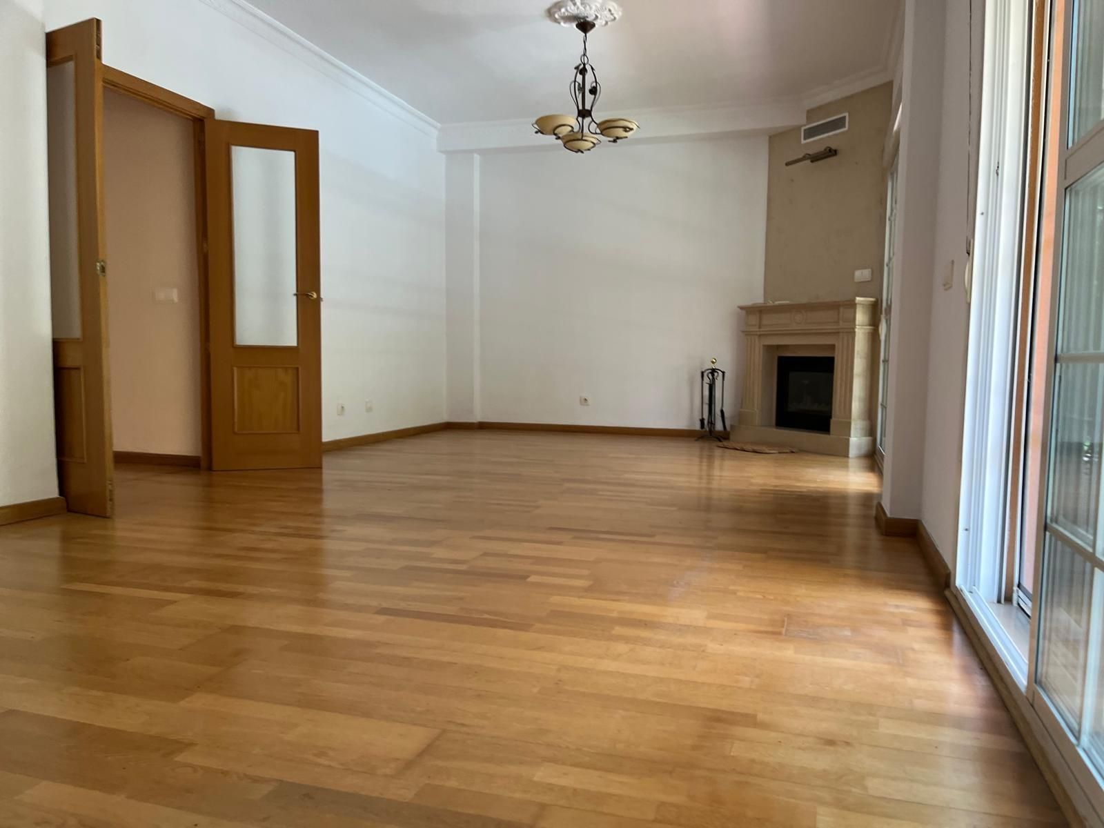 Sala d'estar de Casa o xalet en venda en Jerez de la Frontera amb Jardí privat, Parquet i Terrassa