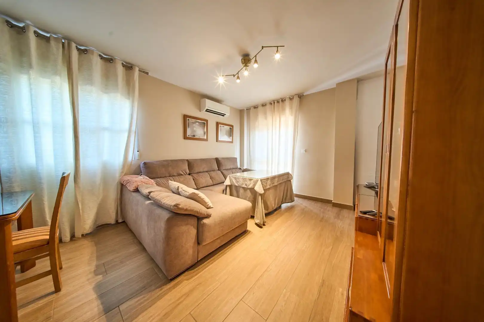 Wohnzimmer von Einfamilien-Reihenhaus zum Verkauf in Jun