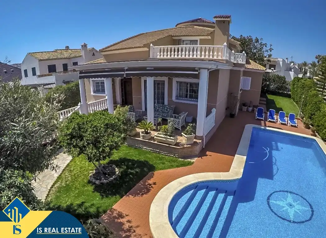 Chalet con jardín en venta en La Mata