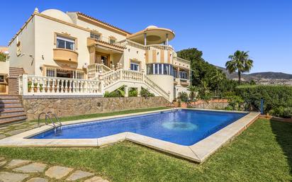 Vista exterior de Casa o xalet en venda en Benalmádena amb Aire condicionat, Terrassa i Piscina