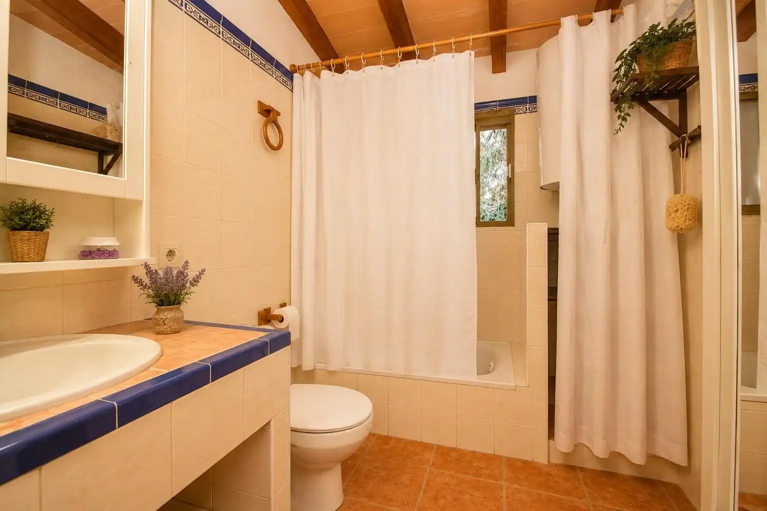 Baño de Finca rústica de alquiler en Muro con Piscina